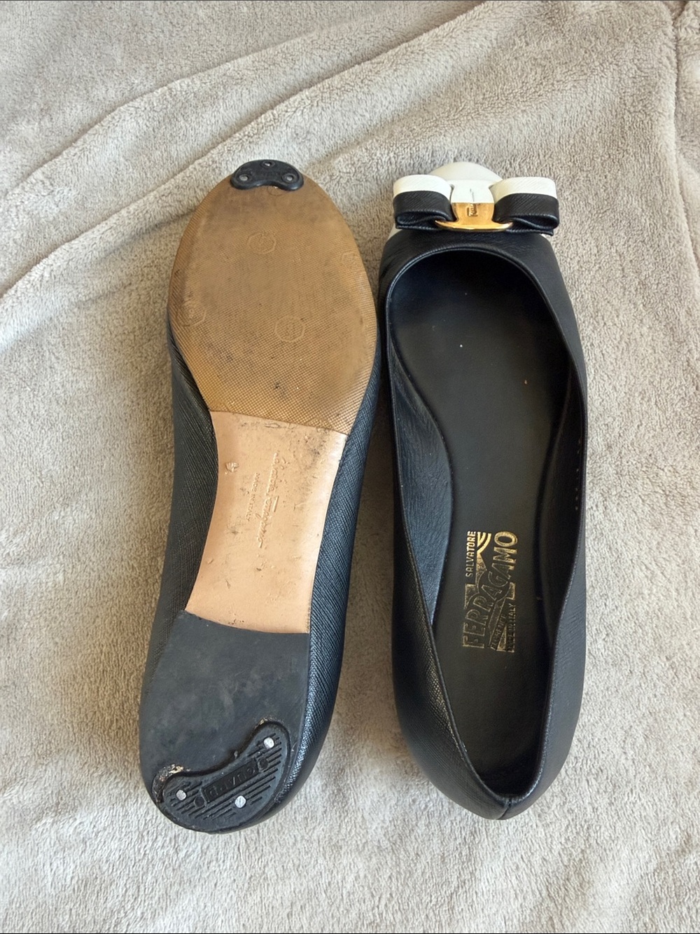 Salvatore Ferragamo Black and White Vara Bow Leather Flats - Picture 5 of 12